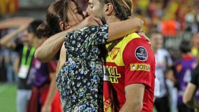 Eşinin kucağına oturdu! Öpücüklere boğdu