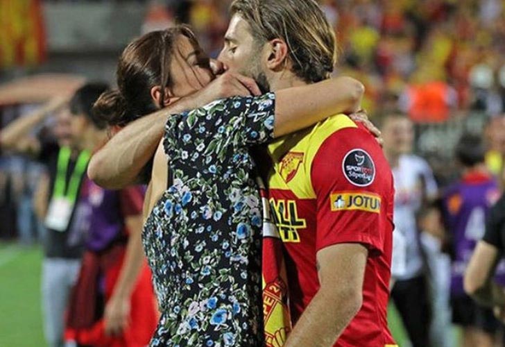 Eşinin kucağına oturdu! Öpücüklere boğdu