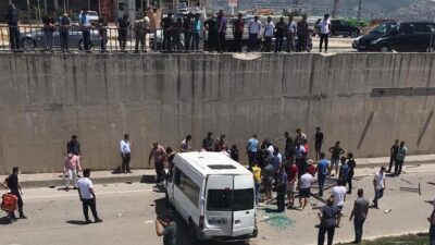 Minibüs alt geçide düştü! 3 jandarma yaralı