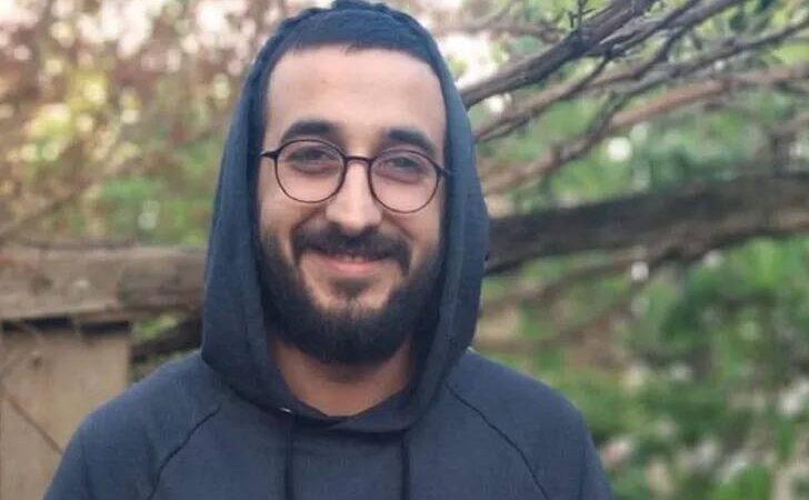 Kadıköy'de, Azerbaycanlı aktivist Bayram Mammadov (25), denize düşen terliklerini almak