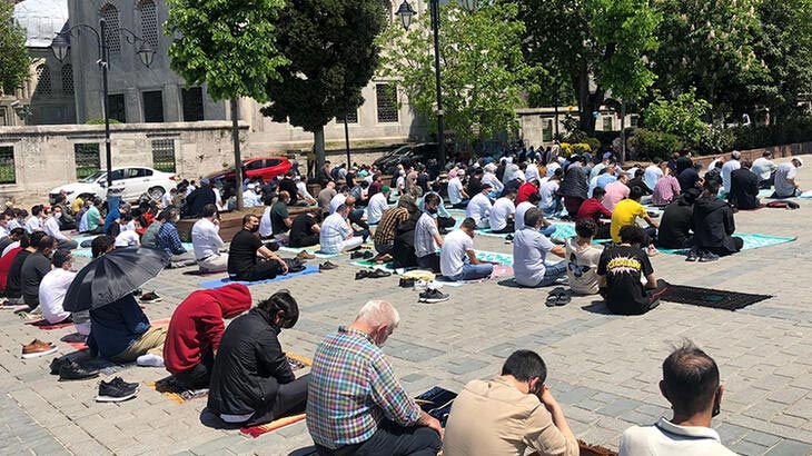 Ayasofya Camii’nde cuma namazı yoğunluğu