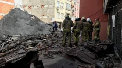 İstanbul’da boşaltılan bina çöktü