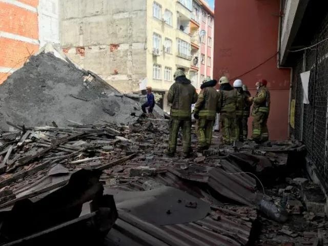 İstanbul’da boşaltılan bina çöktü