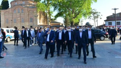 Başkan Oktay Yılmaz bayramı Emir Sultan Camii’nde karşıladı