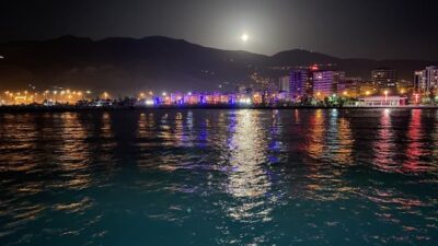 ‘Süper Ay’ kartpostallık görüntüler oluşturdu