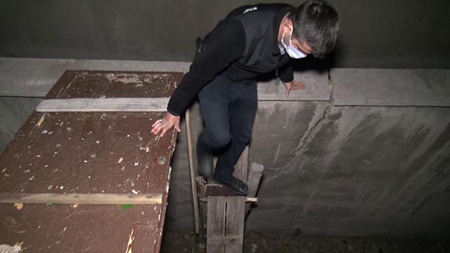 Polisten kaçmak için iki bina arasına köprü kurmuşlar