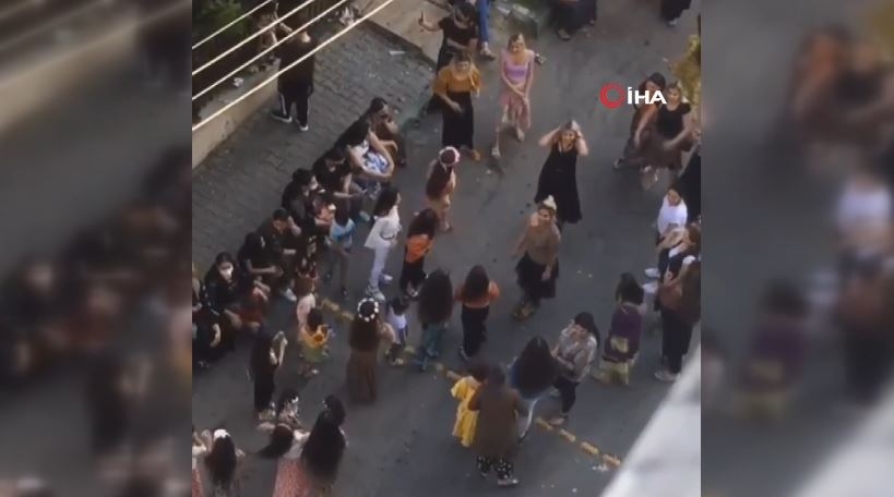 Görüntüler Bursa’dan… Tam kapanmayı ve sosyal mesafeyi hiçe saydılar