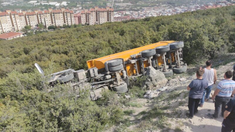 Bursa’nın Orhangazi ilçesinde kontrolden çıkan TIR şarampole devrildi, sürücüsü yaralı