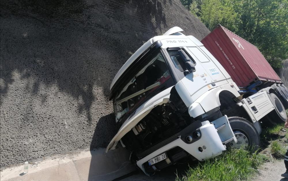 Bursa’da bir tır kazası daha! O yol trafiğe kapandı… Bursa’da bir tır kazası daha! O yol trafiğe kapandı…