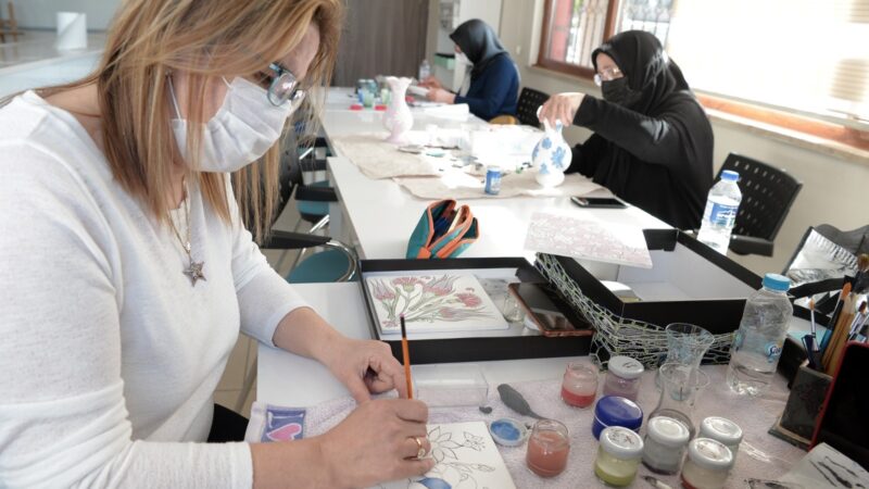 Ata yadigârı sanat OSMEK’te yaşatılıyor Osmangazi Belediyesi Meslek Edindirme Kursları (OSMEK) bünyesinde açılan çini işlemeciliği