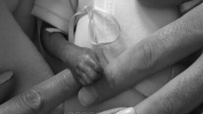 Ünlü şarkıcı 13 günlük bebeğini kaybetti