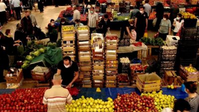 Bursa’da vatandaşlar pazarlara akın etti…Marketlerin büyük oyunu