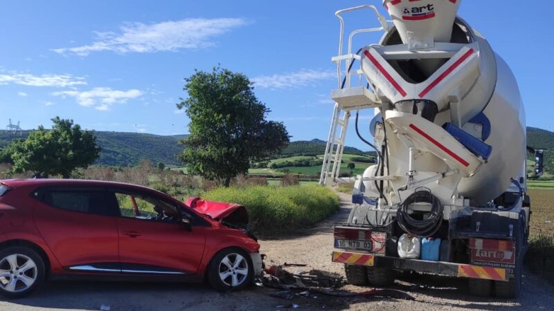 Bursa’nın Yenişehir ilçesinde otomobil ile beton mikserinin çarptığı trafik kazasında