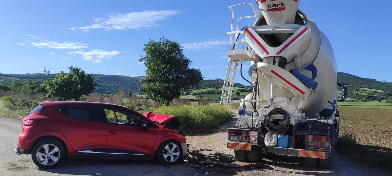 Bursa’da otomobil ile beton mikseri çarpıştı Bursa’da otomobil ile beton mikseri çarpıştı