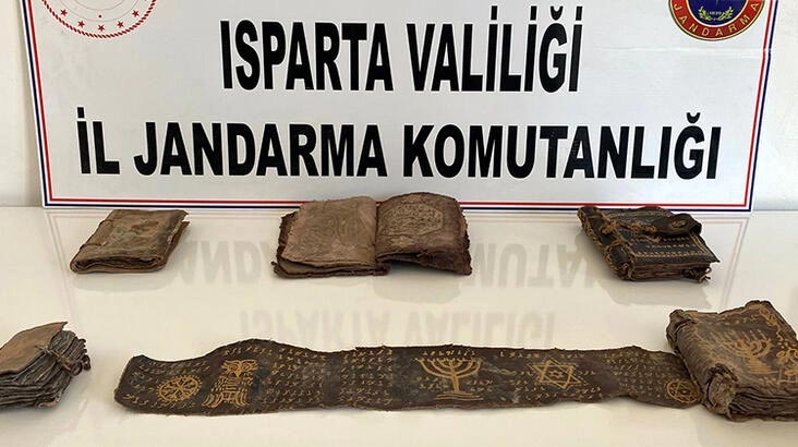 5 Tevrat ve 1 parşömeni satmak isterken yakalandılar