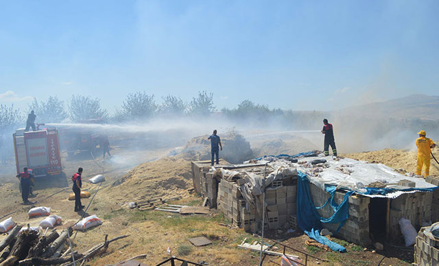 Buğday tarlası yandı! 4 kişi hastanelik oldu