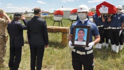 Bursa’da silahının ateş almasıyla başından vurulan polise son görev