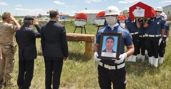 Bursa’da silahının ateş almasıyla başından vurulan polise son görev