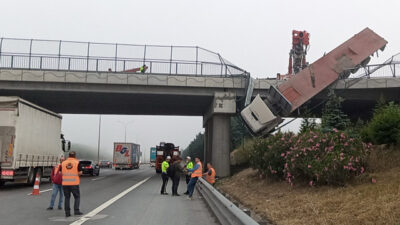 Köprüde asılı kaldı