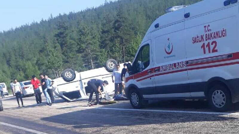 Bursa’da minibüs devrildi: 1 ölü, 3 yaralı Bursa’nın Orhaneli ilçesinde, sürücüsünün kontrolünden çıkan minibüsün devrildiği kazada 1
