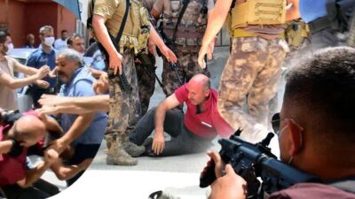 Linç edilmekten polis kurtardı