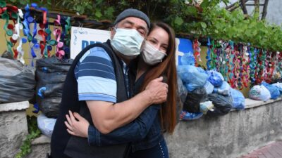 Mavi kapaklarını çalan yakalandı