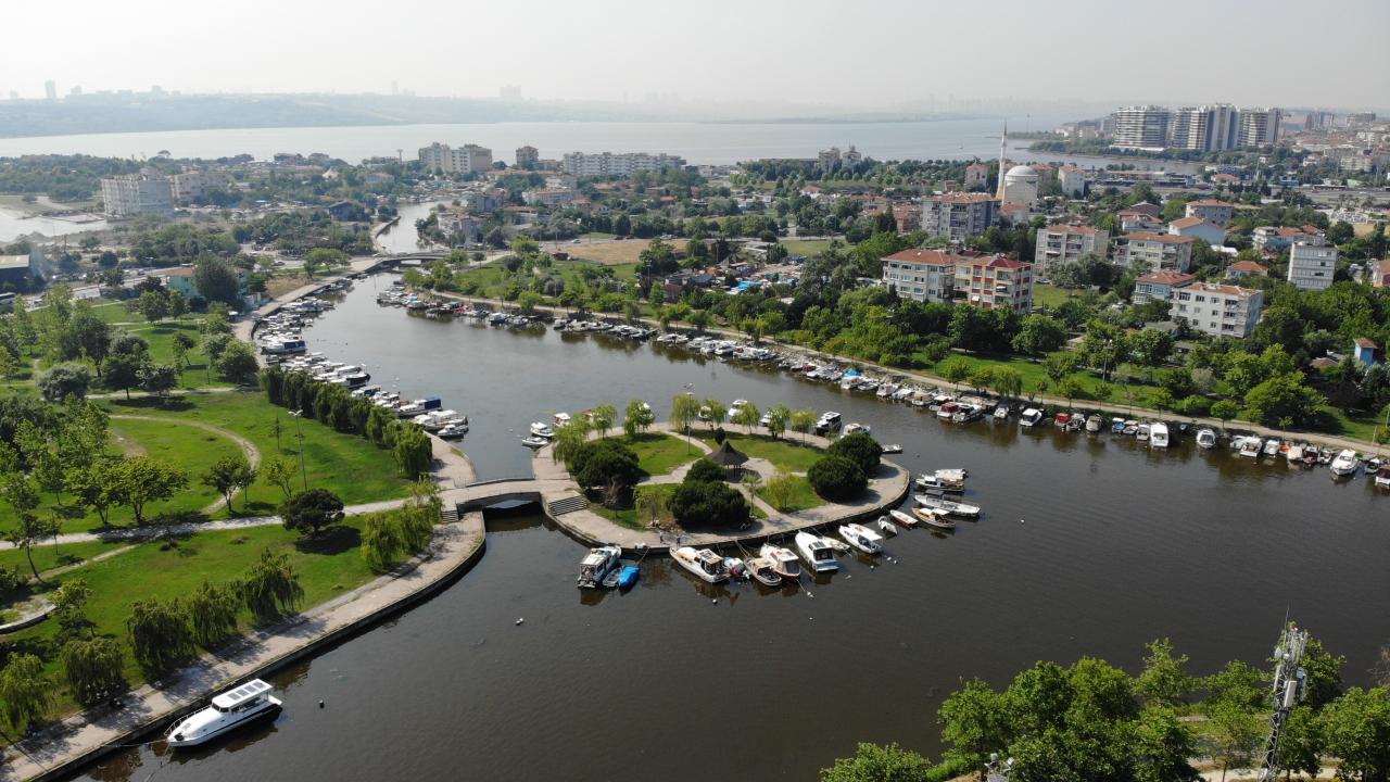 O dere kırmızı renge büründü O dere kırmızı renge büründü