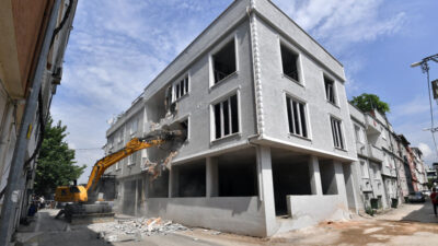 Osmangazi’de 3 katlı kaçak bina yıkıldı