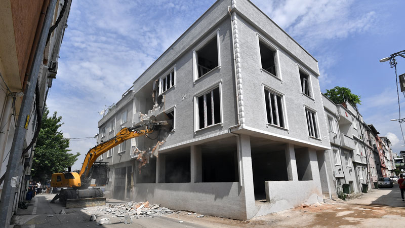 Osmangazi’de 3 katlı kaçak bina yıkıldı