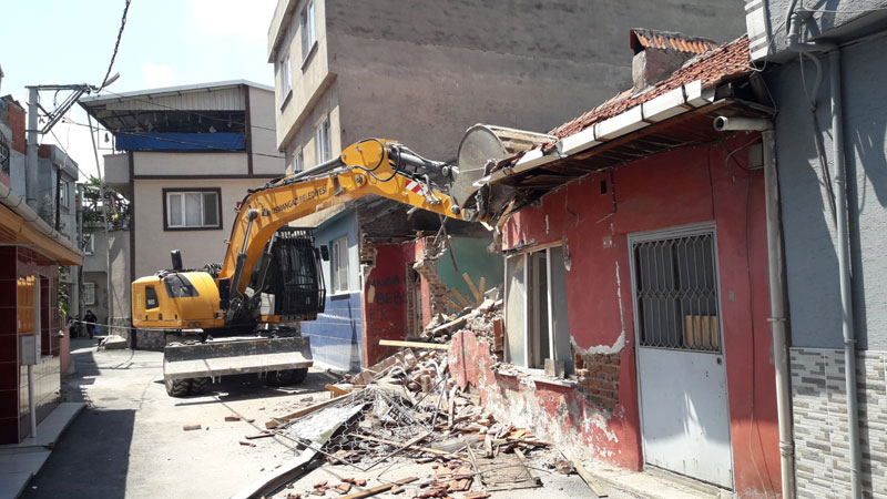 Osmangazi’de metruk binalar tek tek yıkılıyor