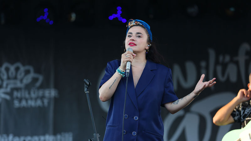 Bursa'da, Nilüfer Caz Tatili Festivali'nde sanatçı Ceylan Ertem sahne aldı.