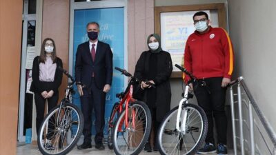 İnegöl’de bisiklet çekilişinin talihlileri hediyelerini aldı