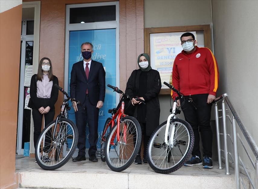 İnegöl’de bisiklet çekilişinin talihlileri hediyelerini aldı