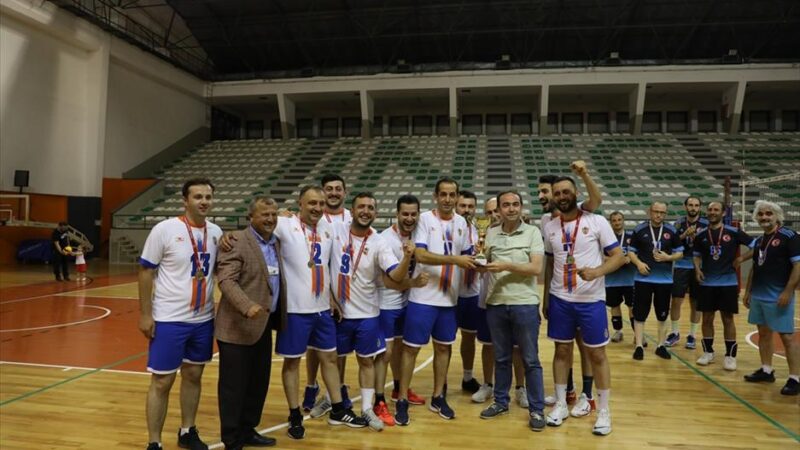 Kurumlar Arası Voleybol Turnuvasının finalinde Milli Eğitim İlkokul takımıyla karşılaşan