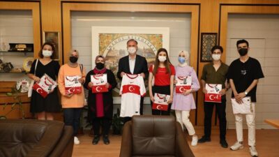 İnegöl’de milli forma talihlileri hediyelerini aldı