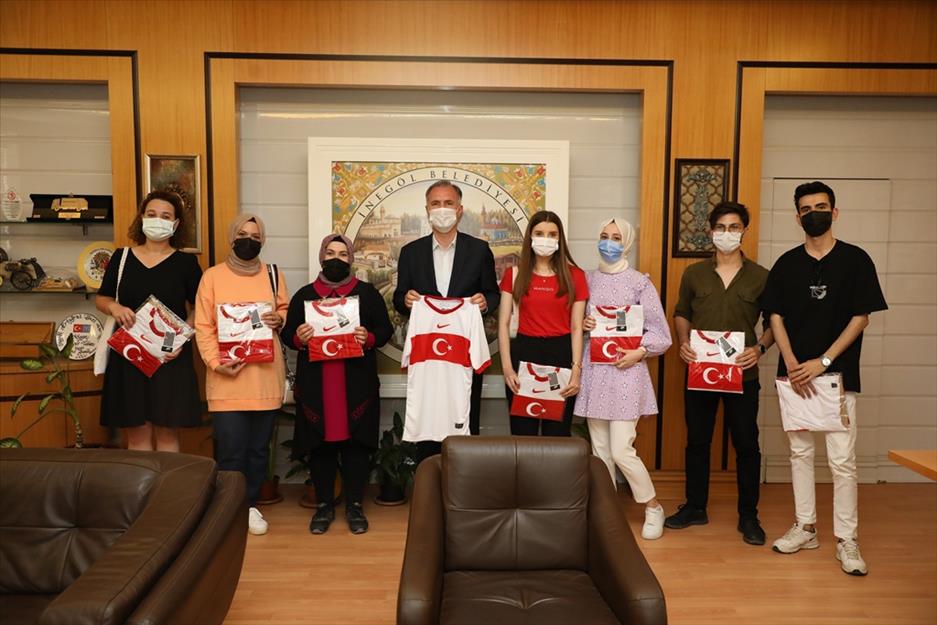 İnegöl’de milli forma talihlileri hediyelerini aldı
