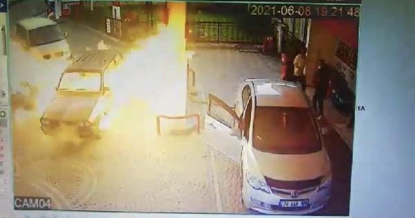 Dehşet dakikaları! Alev topuna dönen aracın içinde kaldı Dehşet dakikaları! Alev topuna dönen aracın içinde kaldı