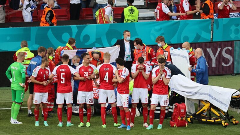 Danimarka-Finlandiya maçında Danimarka'nın yıldızı Christian Eriksen fenalaştı. Yerde hareketsiz kalan