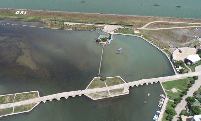 Korkutan gelişme! Gölün rengi değişti, ölü balıklar kıyıya vurdu