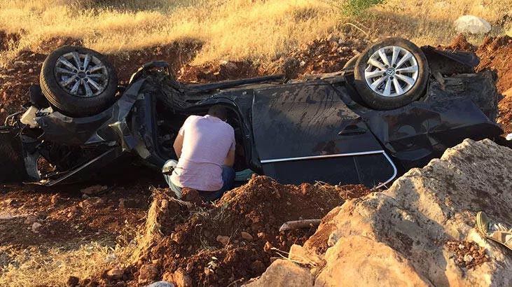 Uçuruma yuvarlanan aracın içinde 1 gün mahsur kaldı Uçuruma yuvarlanan aracın içinde 1 gün mahsur kaldı