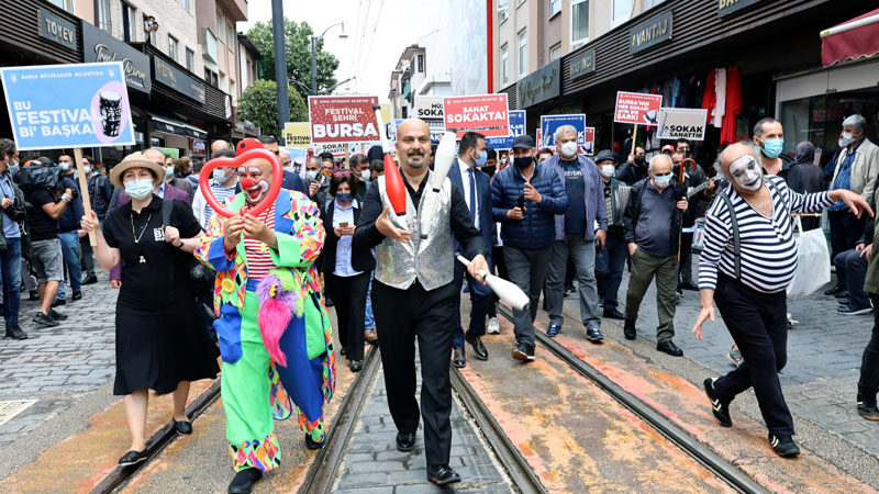 Bursa’da sanat sokağa taştı Bursa’da sokak müzisyenlerinin daha sağlıklı şartlarda çalışabilmeleri için daha önce