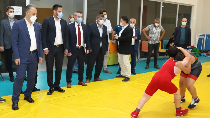 Bursa’da binlerce genci 21 farklı branşta sporla buluşturan Bursa Büyükşehir