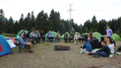 Başkan Aktaş, ateş başında gençlerle sohbet etti