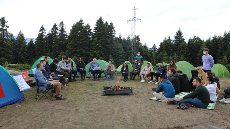 Başkan Aktaş, ateş başında gençlerle sohbet etti