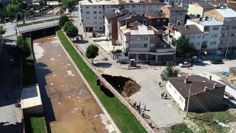 Faciadan dönüldü! İşlek yolda dev çukur