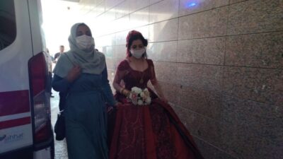 Düğünü bırakıp gelinliğiyle hastaneye koştu