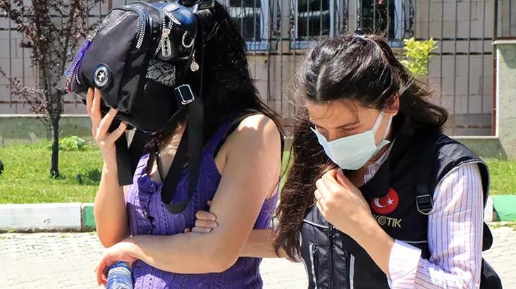 Buzluğa gizlenen uyuşturucularla yakalanan kadına gözaltı