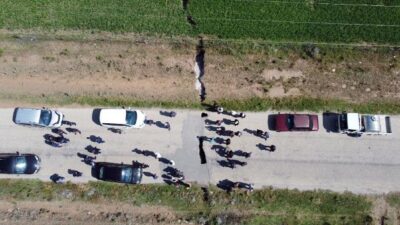 Karayolundan geçen 1 kilometre uzunluğunda yarık oluştu