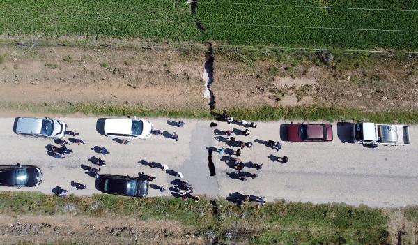 Karayolundan geçen 1 kilometre uzunluğunda yarık oluştu