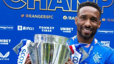 İskoçya Birinci Futbol Ligi'nde (Premiership) şampiyon olan Rangers'ta sözleşmesi bir